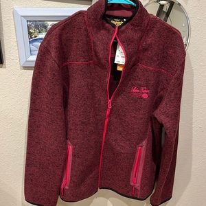 Jacket zip up with zipper pockets.